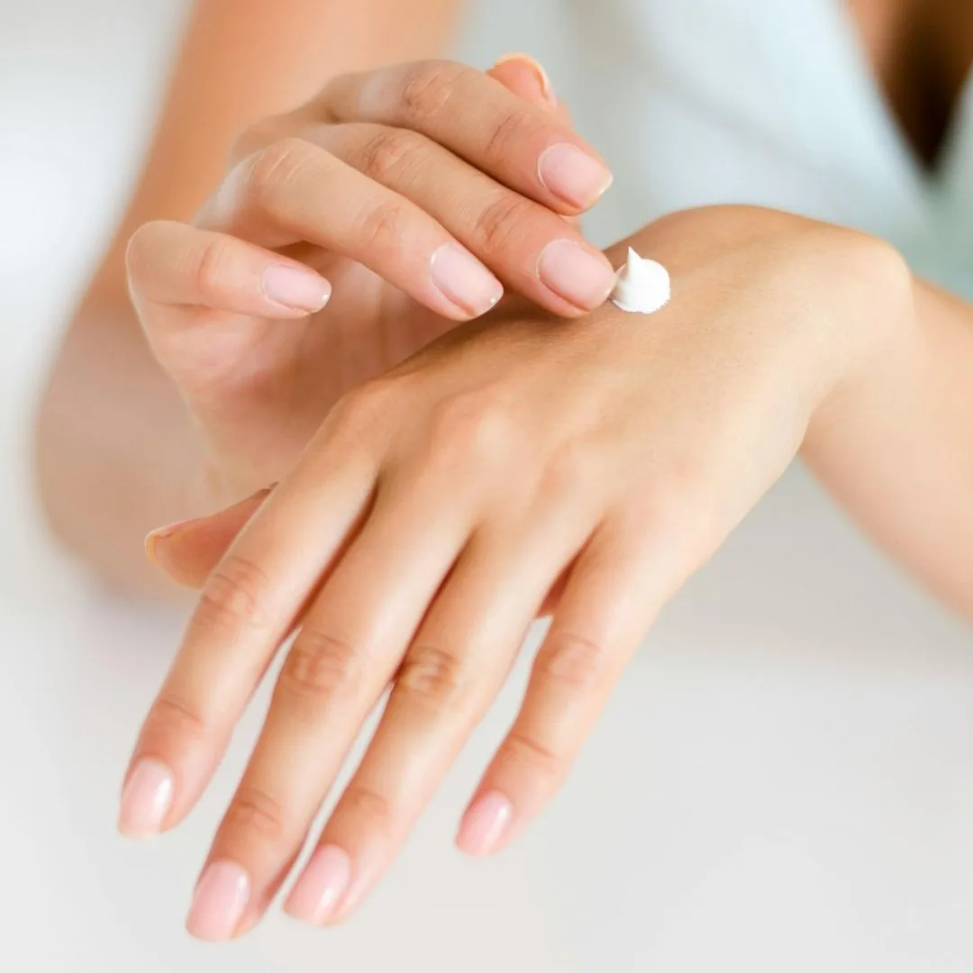 Sử dụng kem dưỡng ẩm giúp giảm viêm nang lông