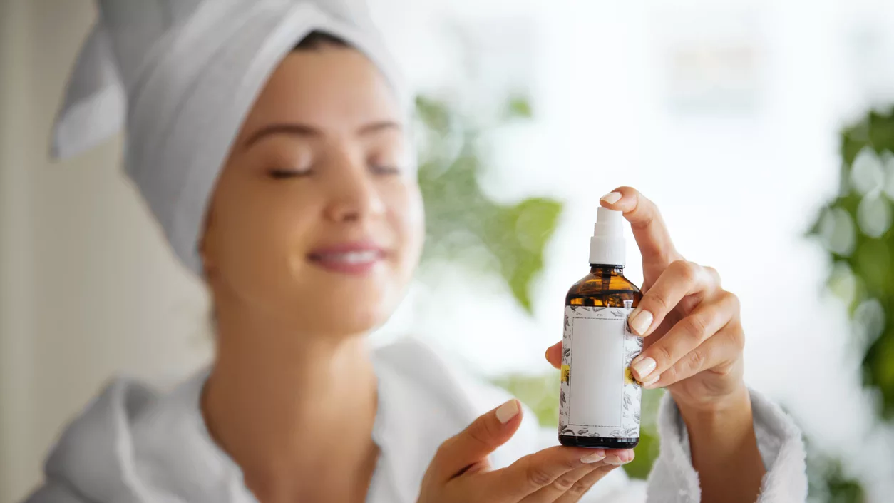 Cô gái đang xịt khoáng Cô gái đang xịt khoáng