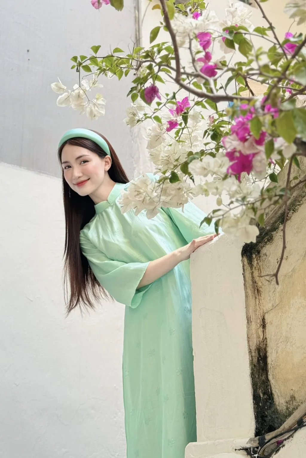 Hòa Minzy diện mốt tóc layer trong ngày Tết Nguyên Đán.