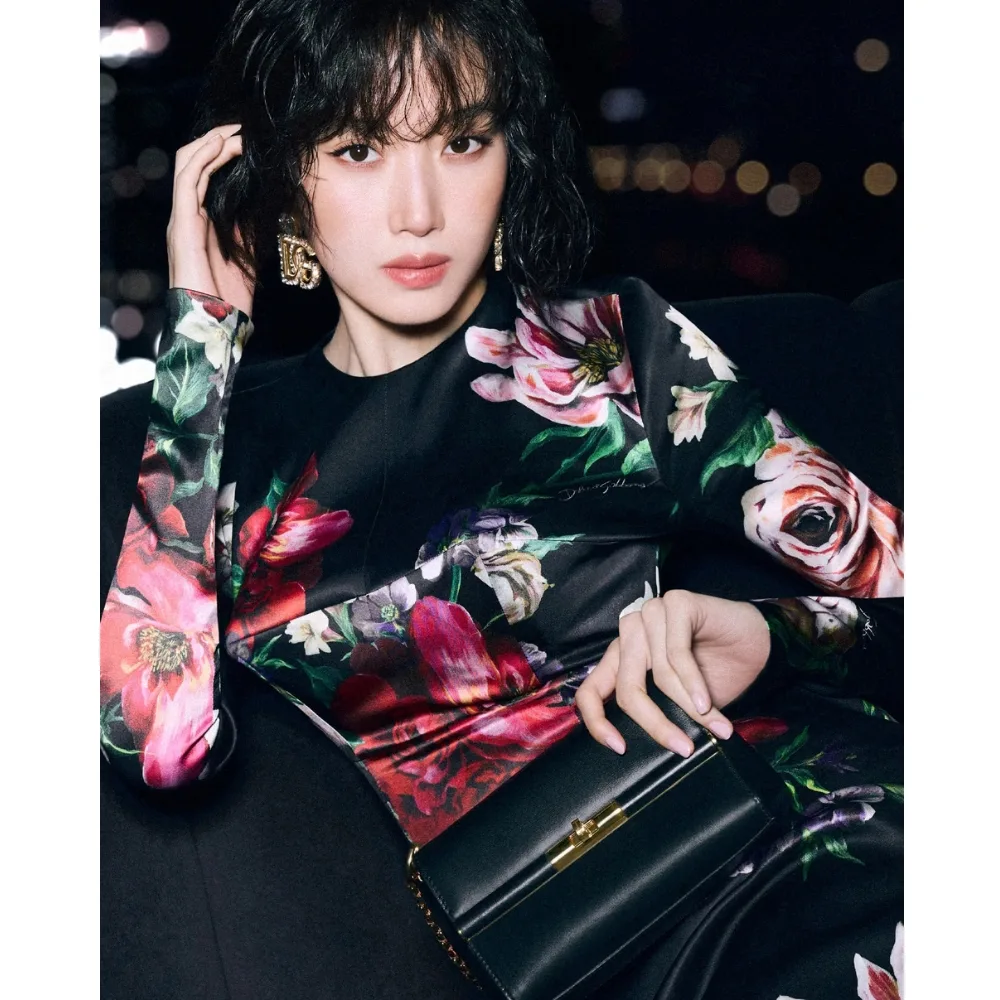 Tóc bob xoăn lười kiểu Pháp của Moon Ga Young.