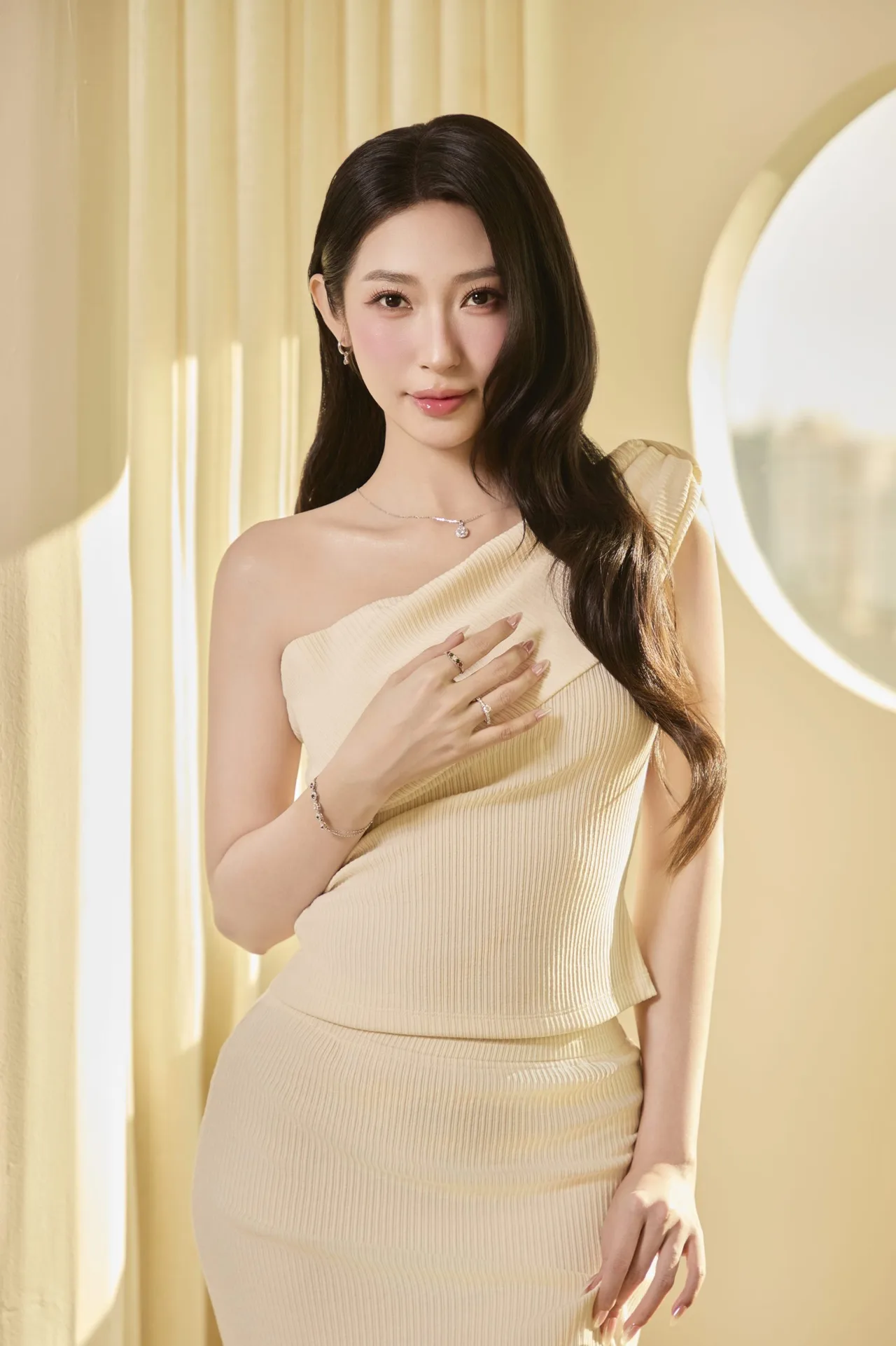 Ca sĩ Khổng Tú Quỳnh nổi bật với bộ sưu tập Merry & Bright.