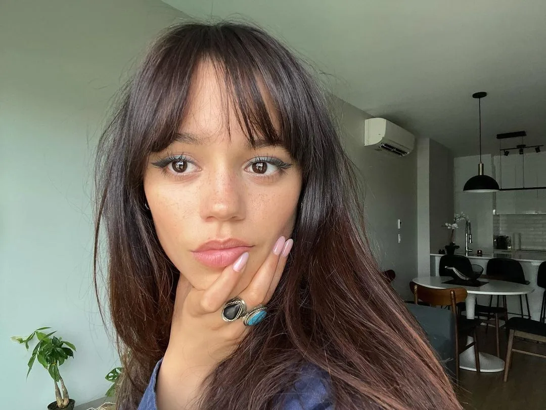Jenna Ortega làm sạch da