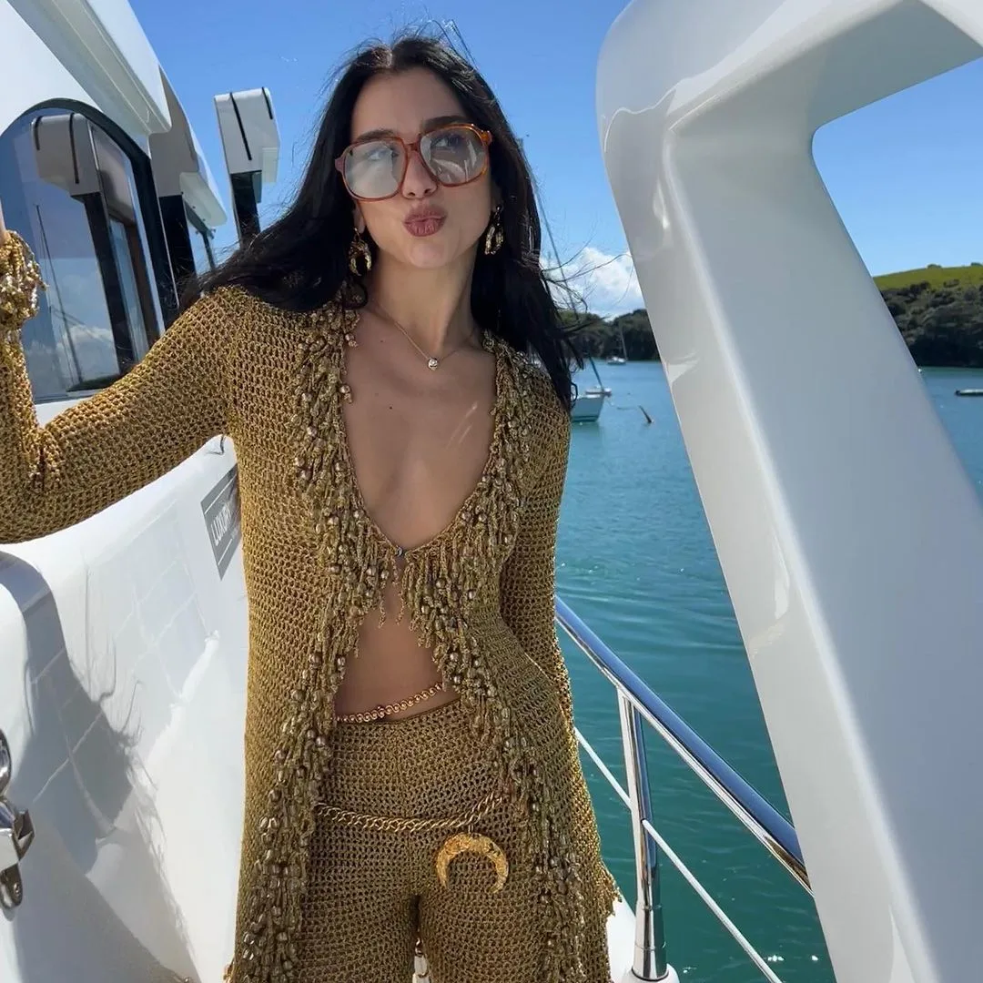 @dualipa diện kính mát to bản