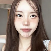 cô gái trang điểm tone cam đất với đôi mi cong vút