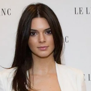 Kendall Jenner chia sẻ về làn da mụn trong quá khứ