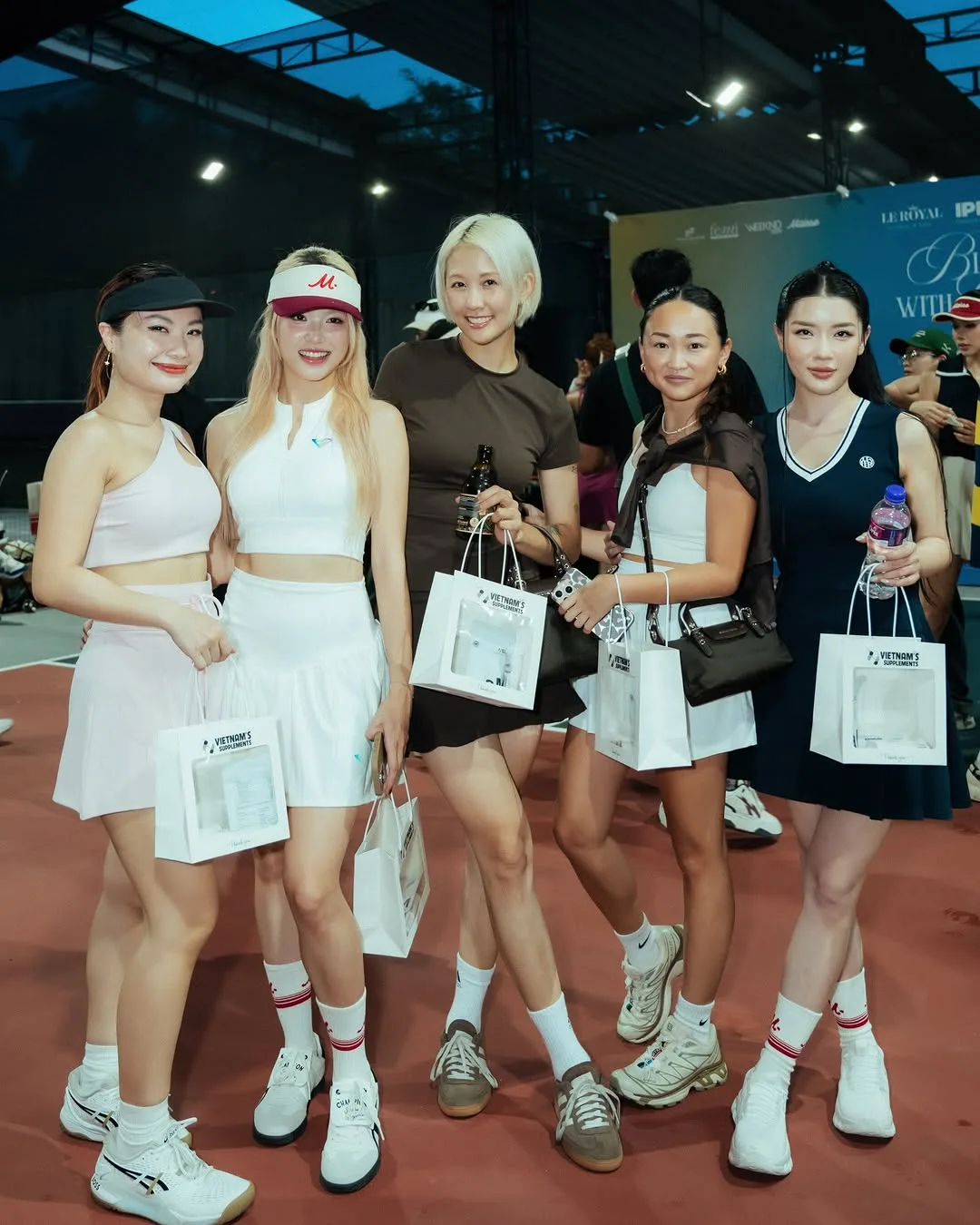 Một buổi tập có "dresscode" khiến cho sân tập trở nên đồng điệu cũng như thời trang hơn.