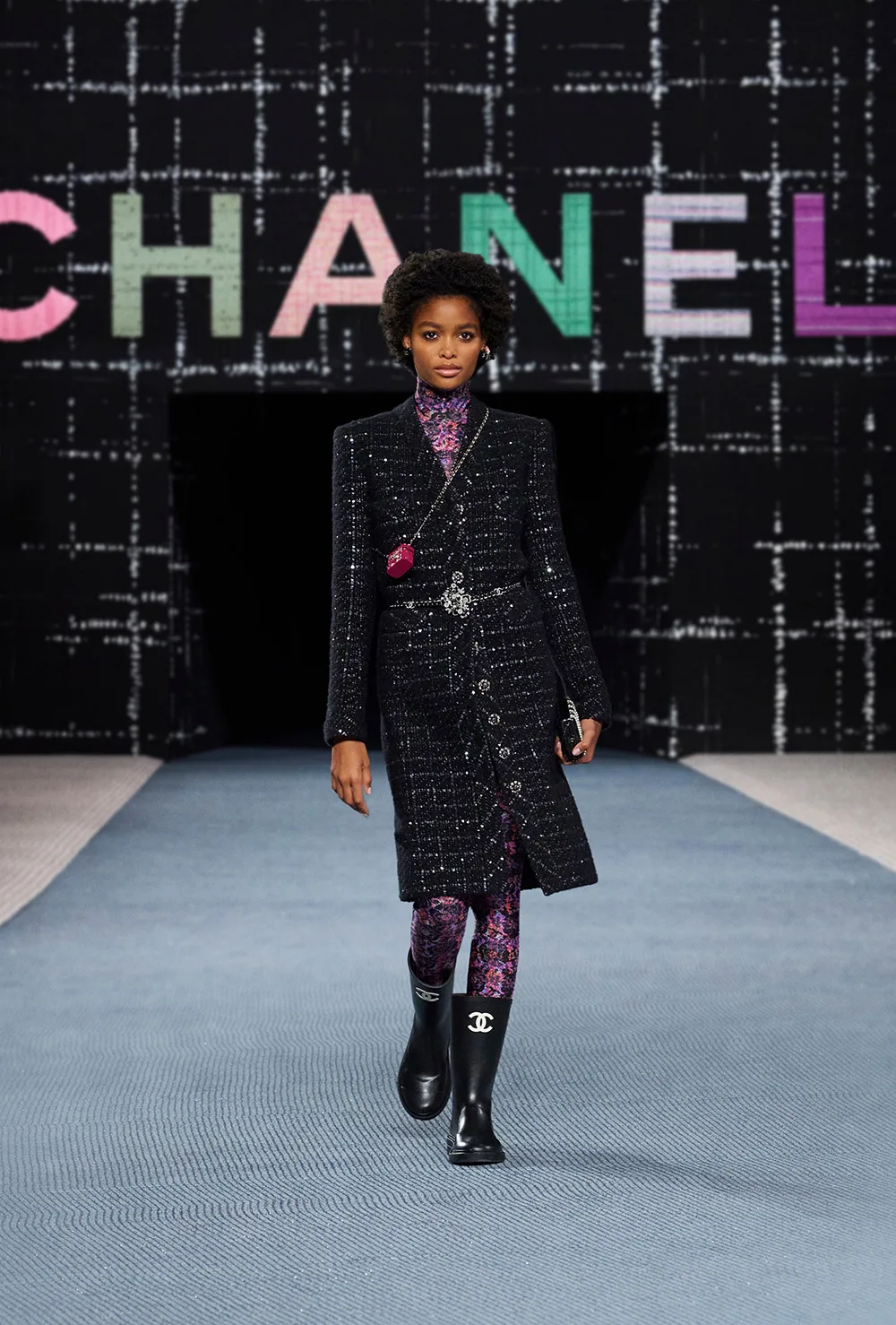 Kiểu tóc Afro tại Chanel Fall-Winter Ready-to-Wear 2022. Kiểu tóc Afro tại Chanel Fall-Winter Ready-to-Wear 2022.