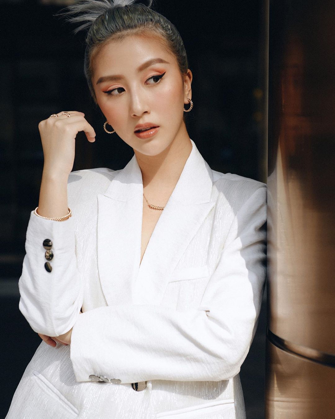 Dress code formal - Quỳnh Anh Shyn mặc blazer trắng, đeo trang sức mảnh
