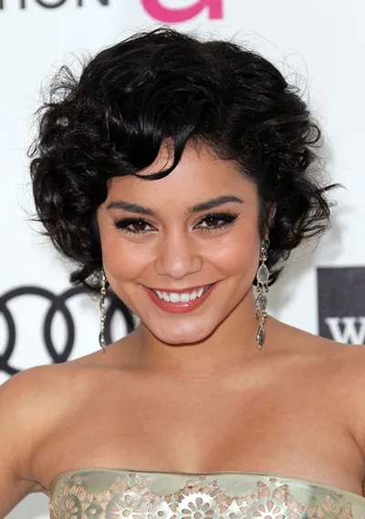Mái tóc xoăn ngắn kiểu cổ điển của Vanessa Hudgens trông vô cùng thanh lịch và gợi cảm.