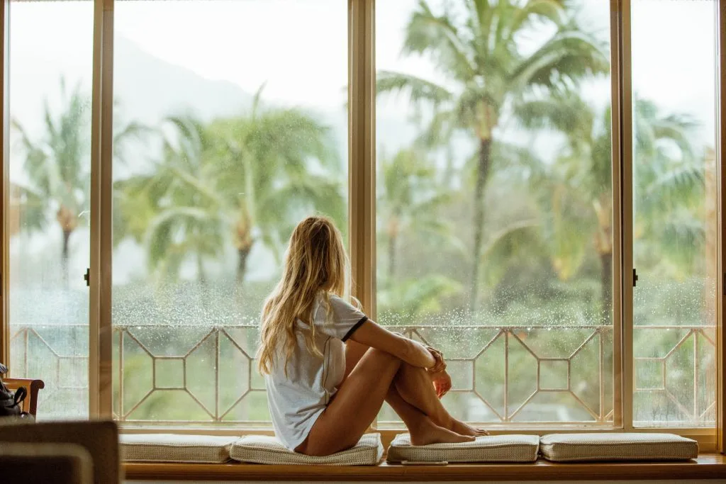 Vitamin D-Cô gái ngồi bên cửa sổ. Vitamin D-Cô gái ngồi bên cửa sổ.