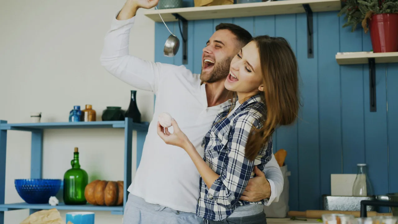 hình ảnh cặp đôi yêu nhau cùng cảm xúc hạnh phúc