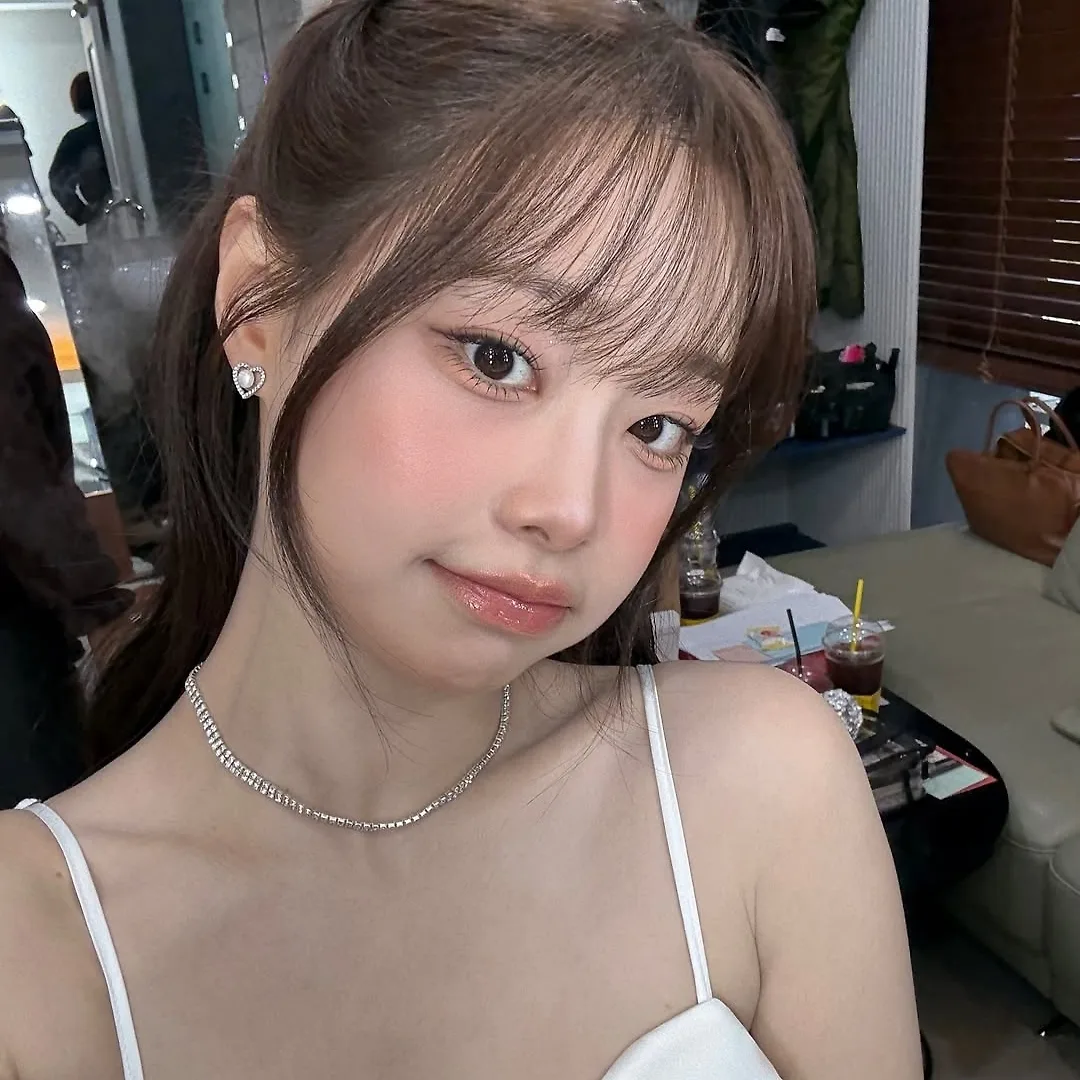 cô gái với kiểu tóc mái thưa
