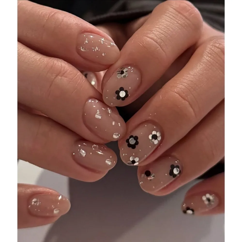 đôi tay sơn mẫu nail có họa tiết hoa nhí hợp dịp Tết