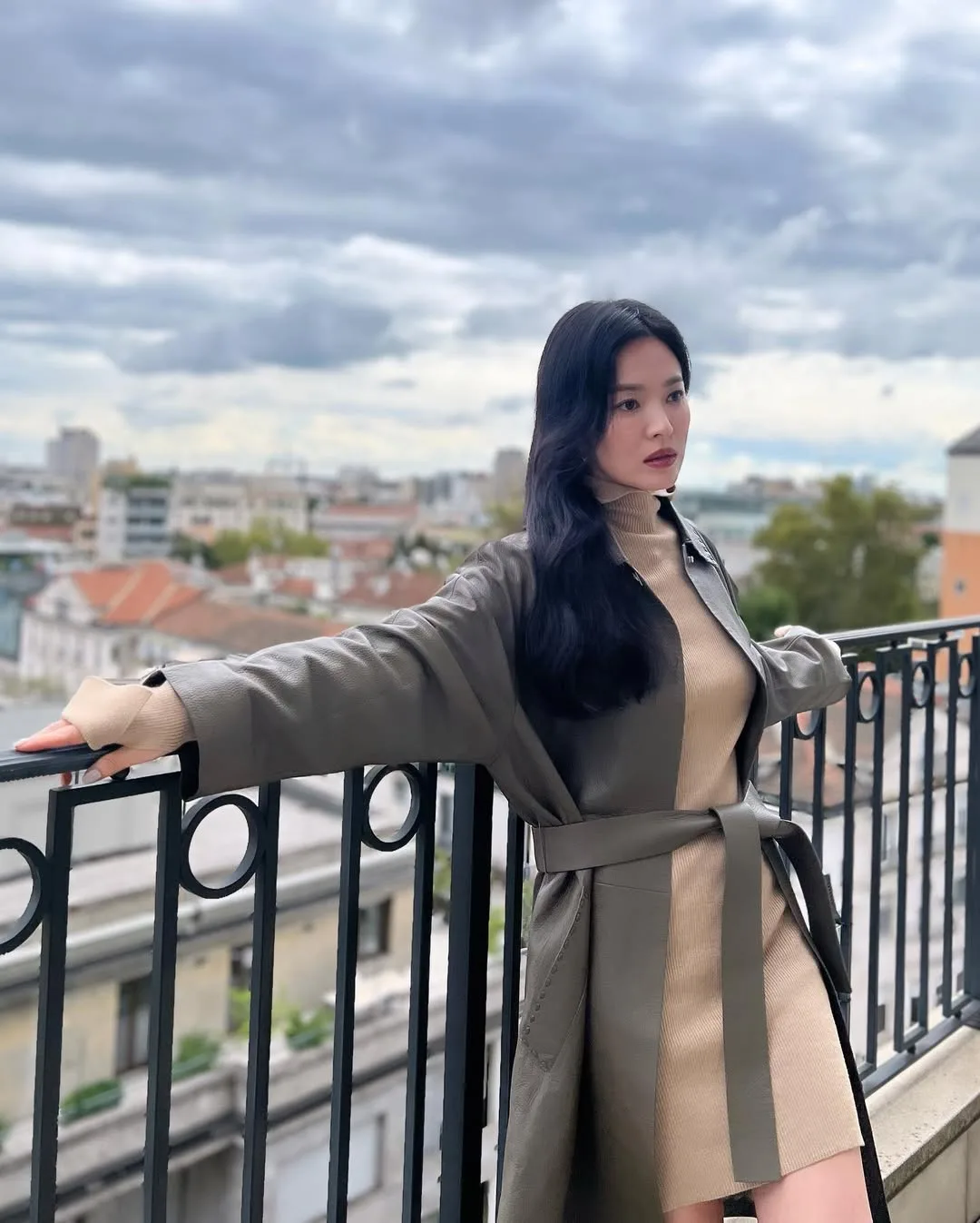 kyo1122 diện trench coat