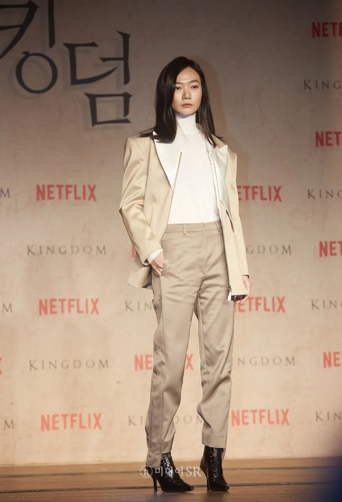 Bae Doona trong buổi họp báo phim Kingdom.