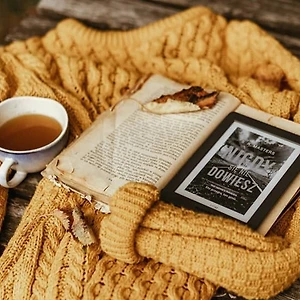 áo len màu vàng để trên ghế - cách bảo quản quần áo từ chất liệu khó nhằn
