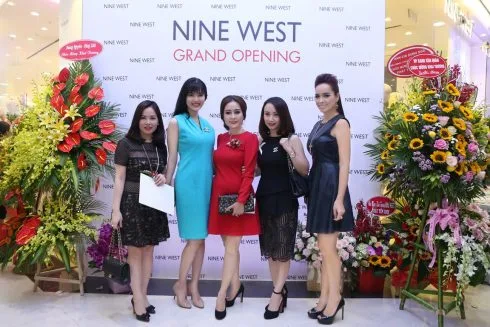 Giám đốc nhãn hàng – Bà Nguyễn Minh Diệp, chụp hình lưu niệm với người mẫu – MC Thúy Hạnh, Hoa hậu Thu Thủy và khách mời VIP.
