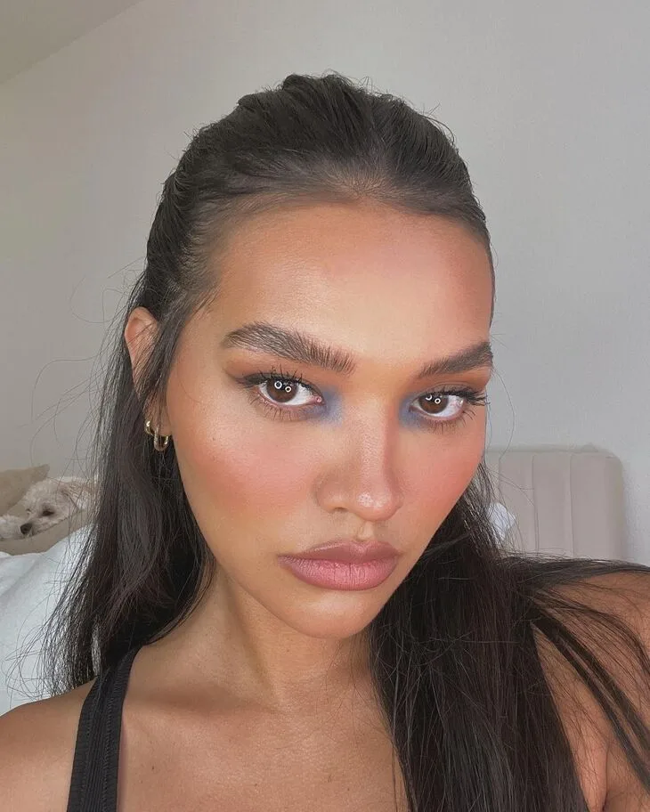 Hay nhấn phấn mắt xanh vào hốc mắt. Ảnh: Instagram@ itsnicoleelise.