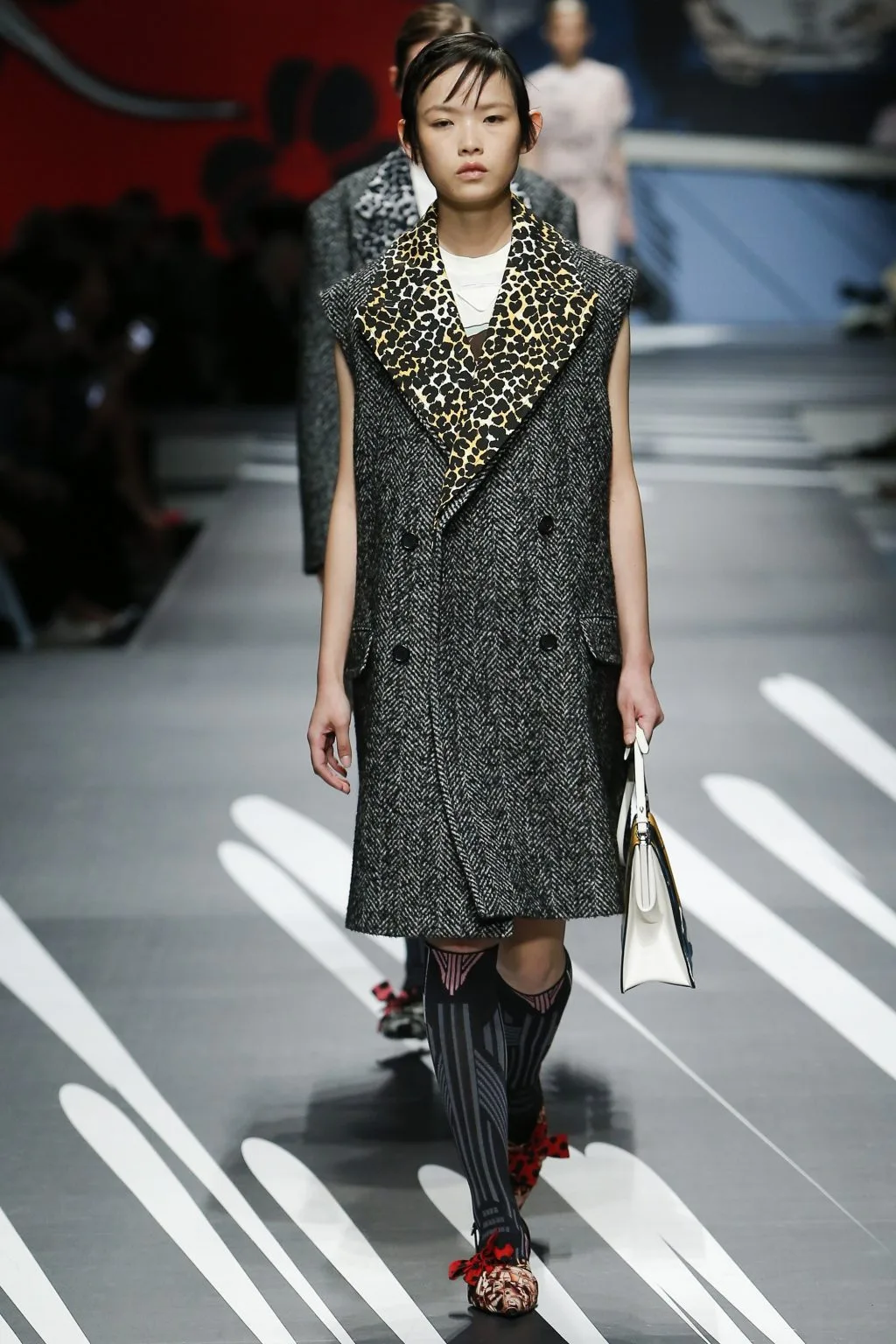 Prada Ready-to-wear Xuân 2018: Về những người phụ nữ mạnh mẽ, náo nhiệt và đầy sức quyến rũ Prada Ready-to-wear Xuân 2018: Về những người phụ nữ mạnh mẽ, náo nhiệt và đầy sức quyến rũ