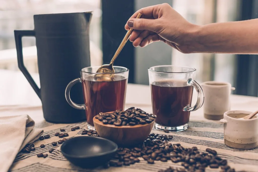 Bạn nên hạn chế hấp thụ caffeine, thực phẩm có nồng độ cay và tính axit cao vào buổi đêm. ăn uống - caffeine