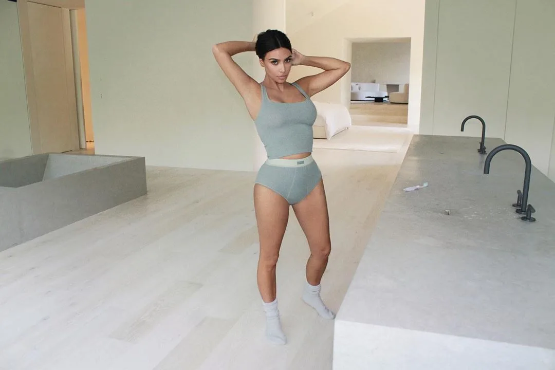đồ lót shapewear màu xám kim kardashian west skims