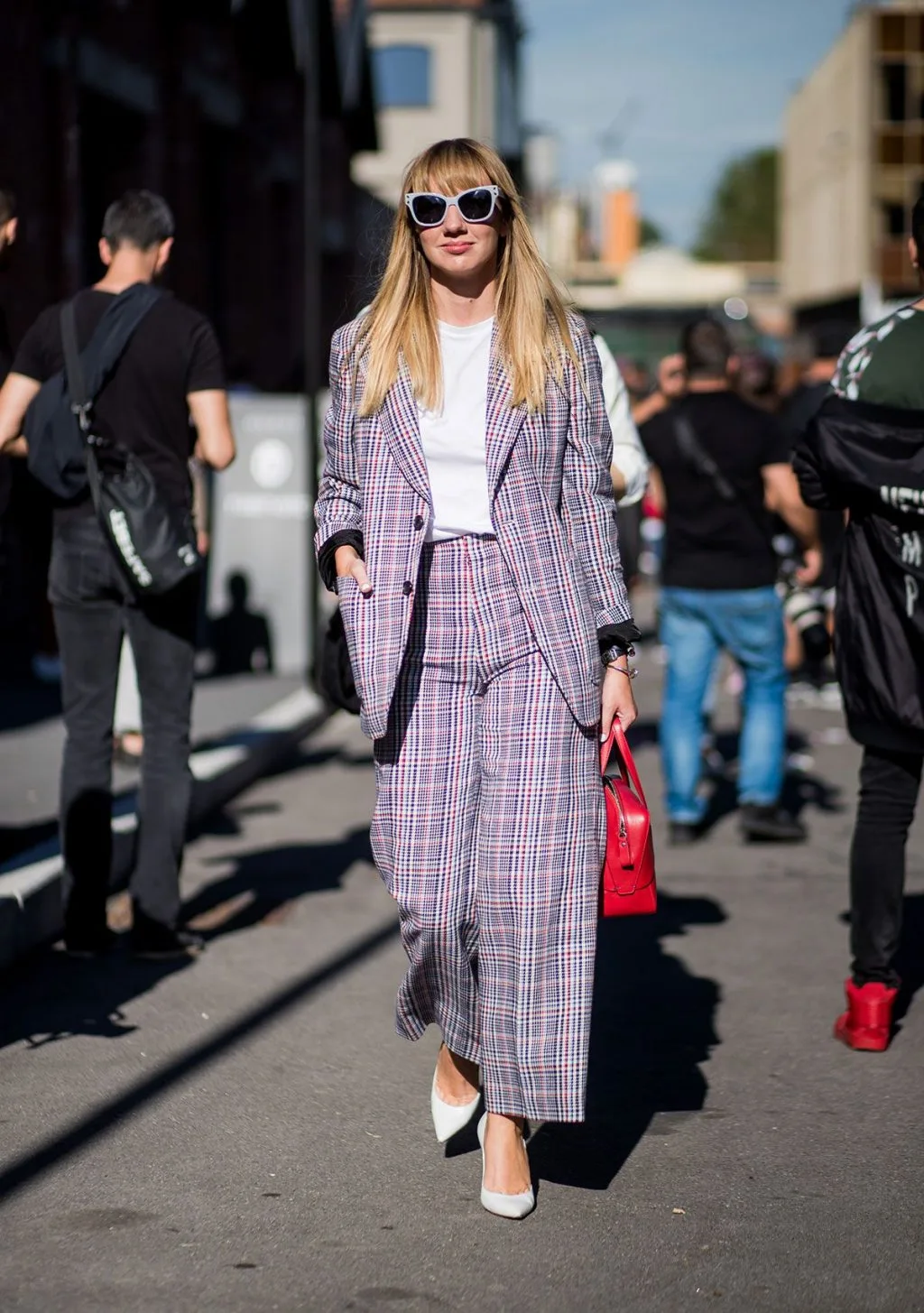 phối đồ công sở với quần kẻ ô và áo blazer đồng điệu