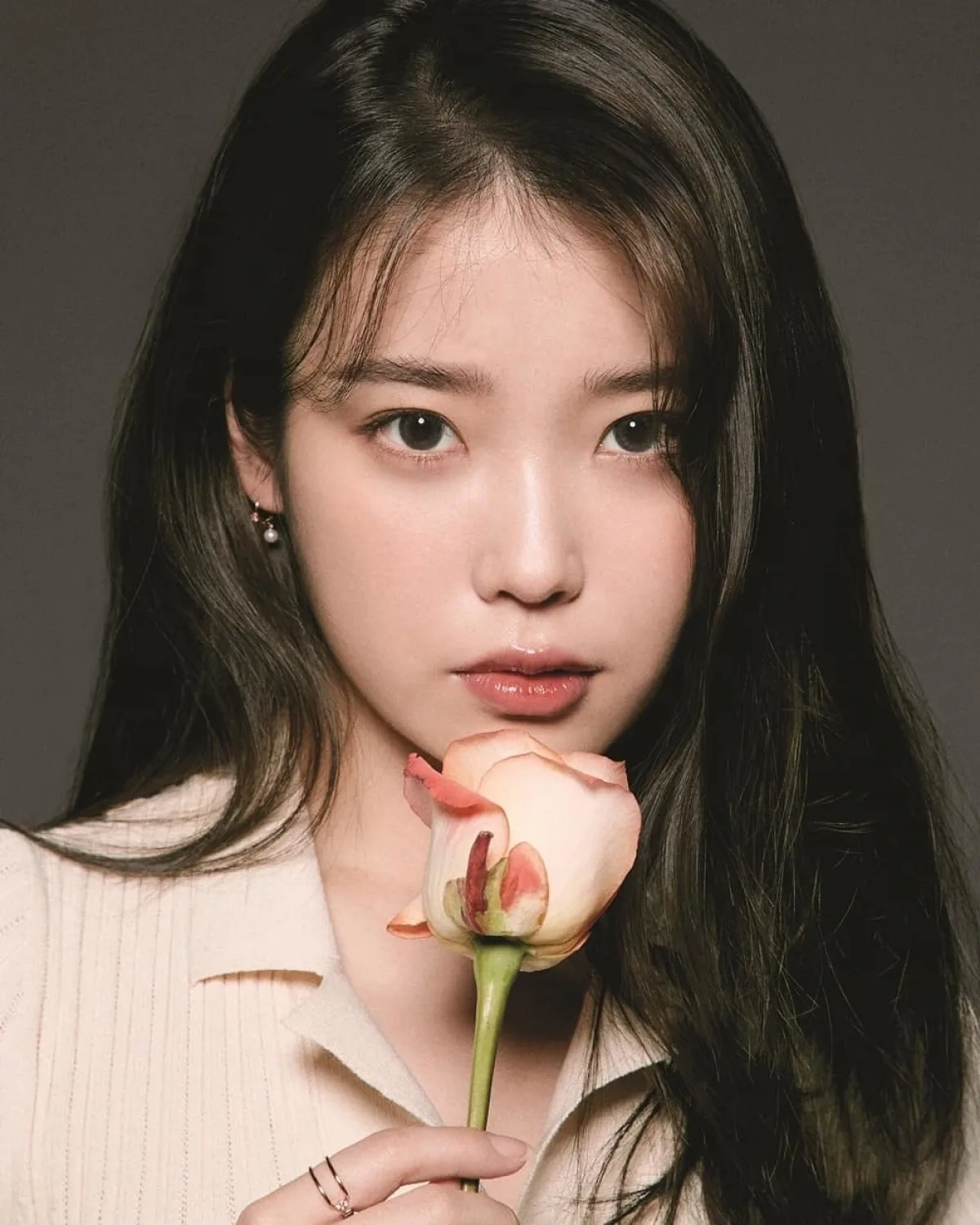 Ảnh: Instagram: @dlwlrma. IU trang điểm