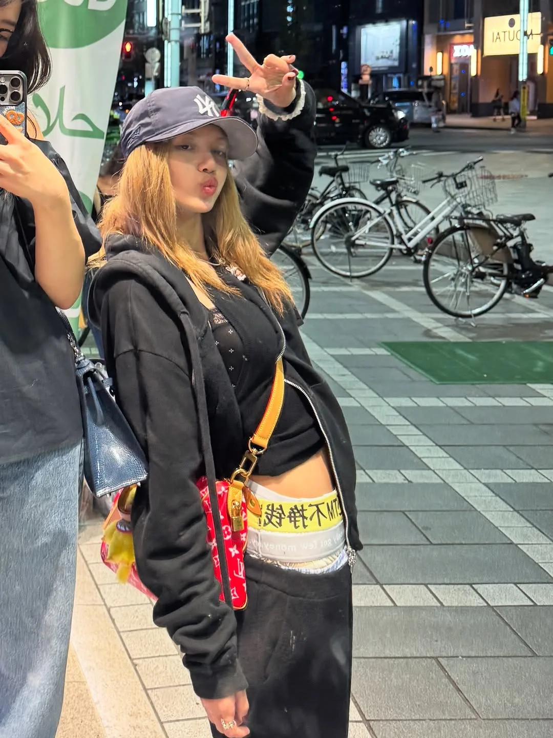 Lisa (BLACKPINK) diện vòng cổ labubu