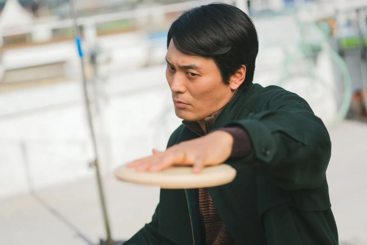 choi dae hoon thủ vai son gyeong hun trong phim biệt đội siêu khờ
