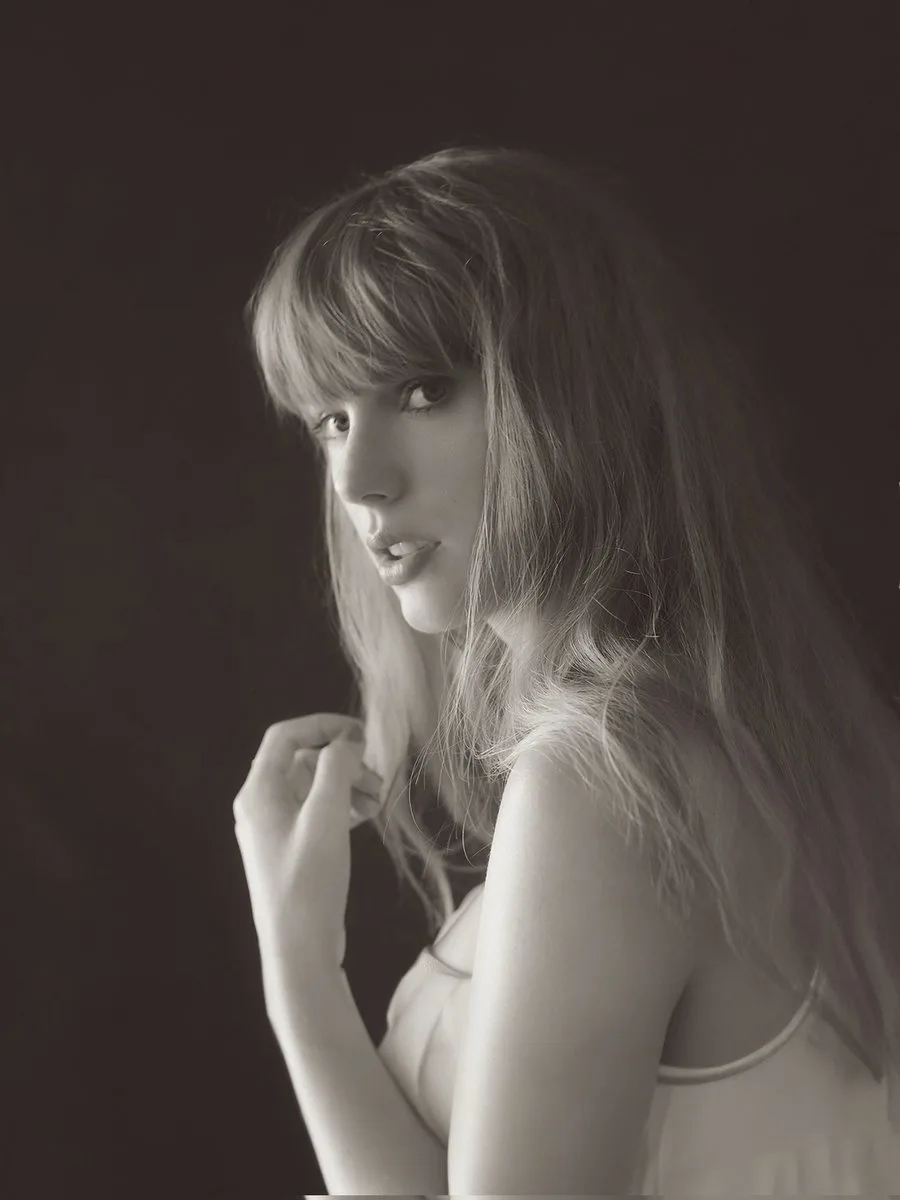 taylor swift ảnh trắng đen the tortured poets department