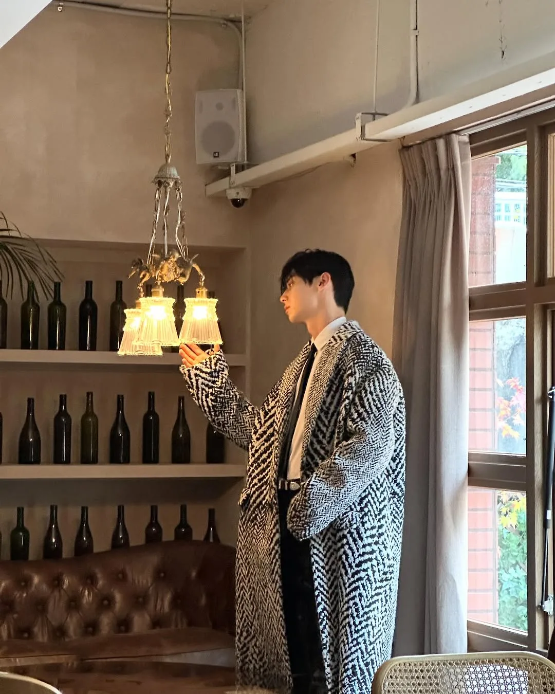 he Study Group Hwang Min Hyun diện áo khoác dài