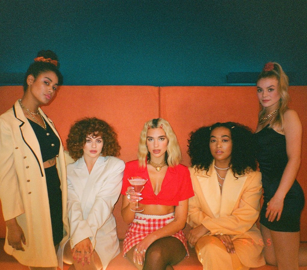 Dua Lipa mặc áo thun crop-top đỏ và chân váy kẻ ô trong MV Break My Heart