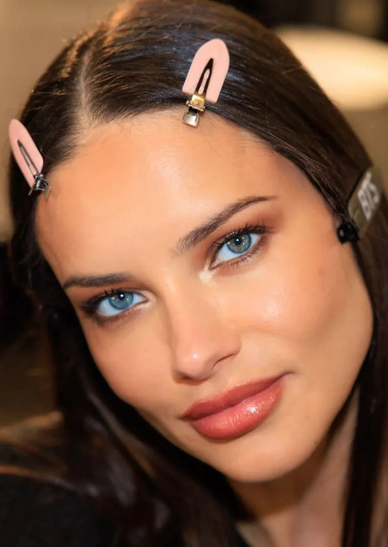 Lối trang điểm tự nhiên với lớp nền trong suốt và tông màu trung tính tại Vogue World 2025.