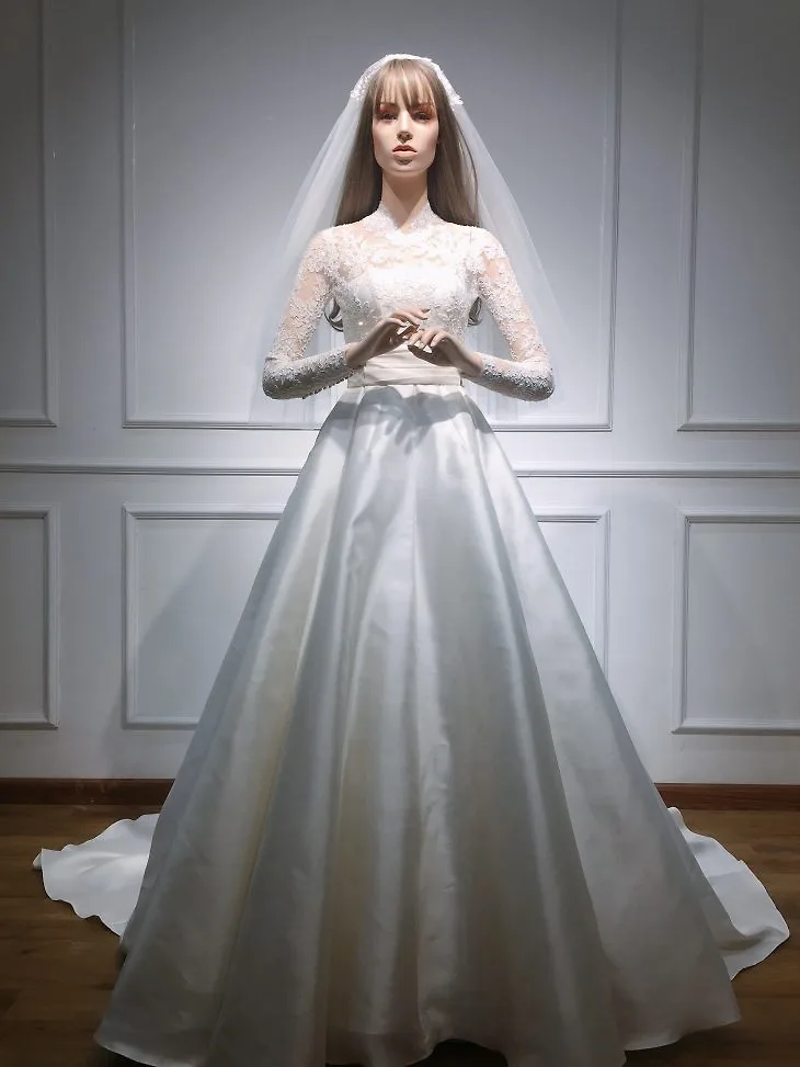 Vay cuoi cua hoa hau Dang Thu Thao goi nhac vay cuoi noi tieng cua cong nuong Grace Kelly 4 Vay cuoi cua hoa hau Dang Thu Thao goi nhac vay cuoi noi tieng cua cong nuong Grace Kelly 4