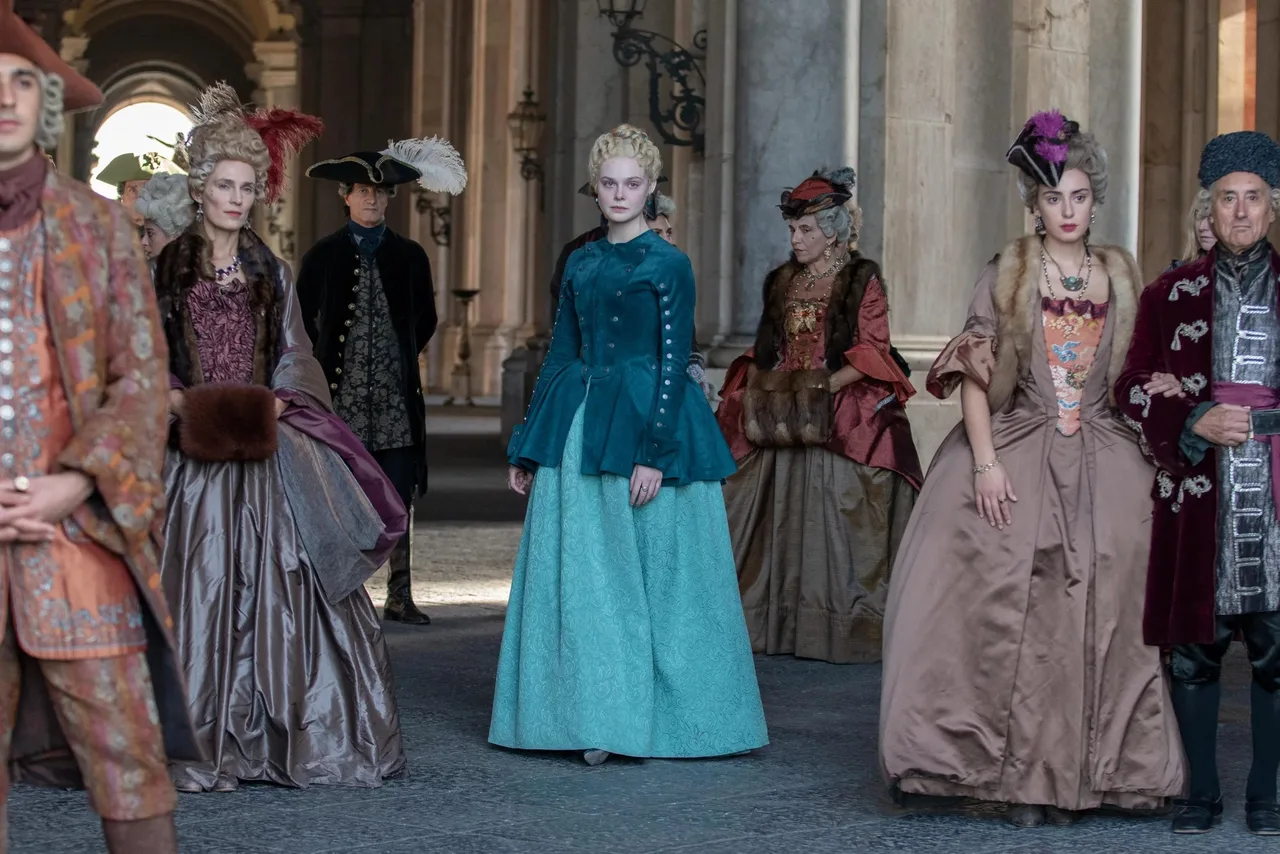 Elle Fanning mặc trang phục hoàng gia Nga màu xanh phim The Great