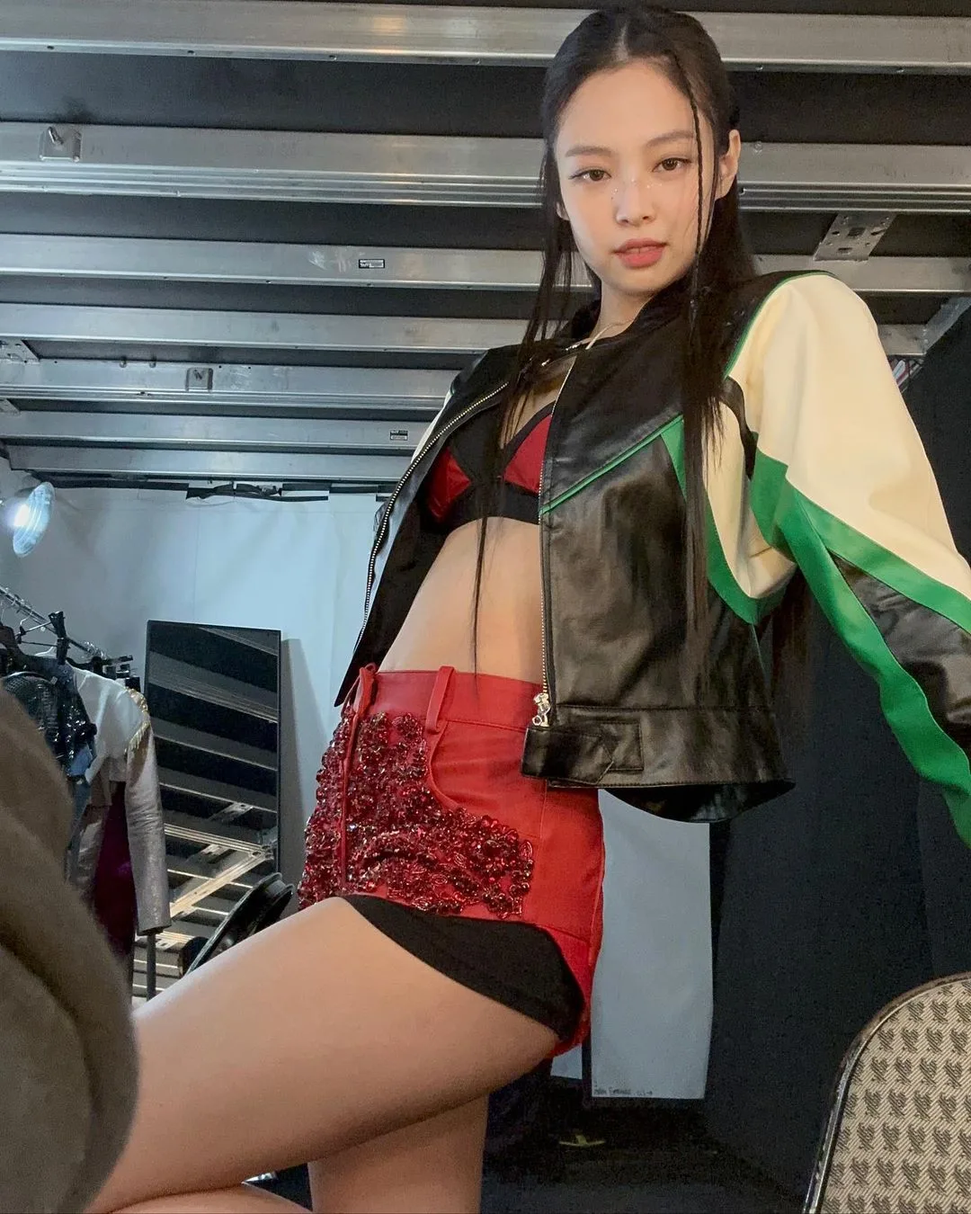 jennie mặc áo race jacket trong concert born pink