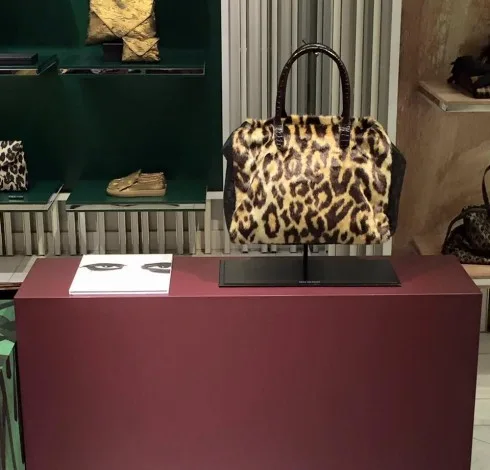 Cuốn sách về BST Thu-Đông 2016 dòng Thời trang nữ của Dries Van Noten tại cửa hàng