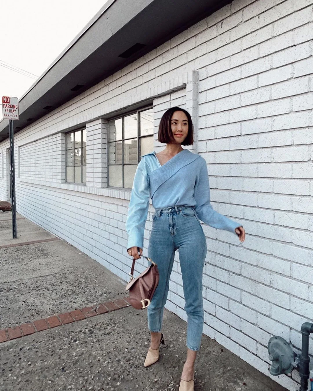 Thời trang cung hoàng đạo Song Tử tháng 5 - áo màu xanh pastel và quần jeans
