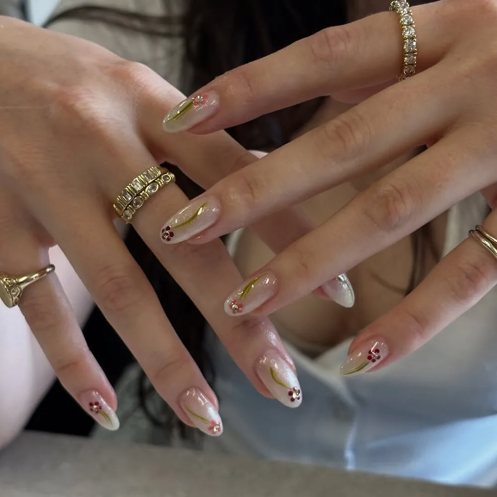 đôi tay sơn mẫu nail có họa tiết hoa hợp ngày Tết
