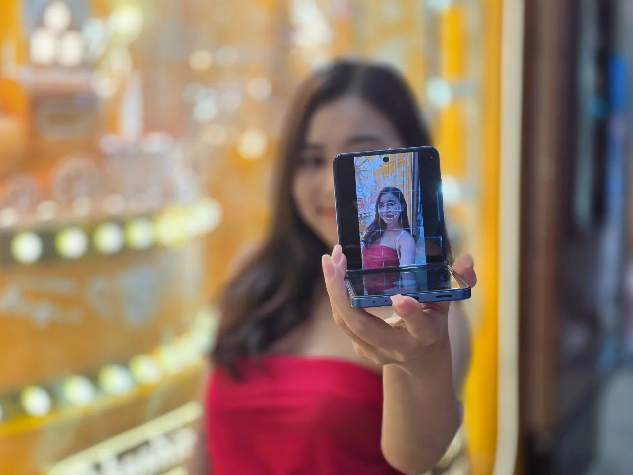 Khả năng selfie bằng camera chính và quay vlog rảnh tay là điểm nổi bật, biến Galaxy Z Flip7 thành một studio mini trong túi.