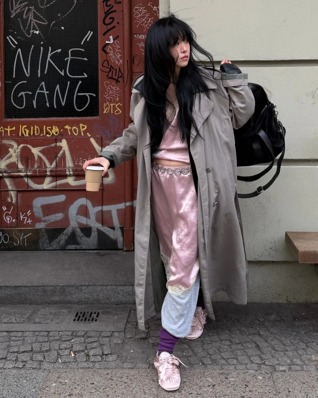 Đầu tư vào một đôi sneakers satin là đầu tư vào cảm giác được nâng niu và tỏa sáng trong từng khoảnh khắc bình dị nhất.