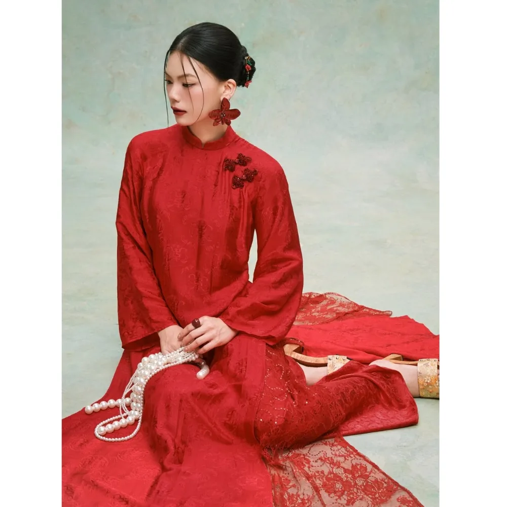 cô gái đánh son đỏ và mặc áo dài đỏ