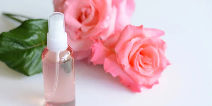 Đánh thức làn da tươi trẻ với 10 cách dùng nước hoa hồng Đánh thức làn da tươi trẻ với 10 cách dùng nước hoa hồng