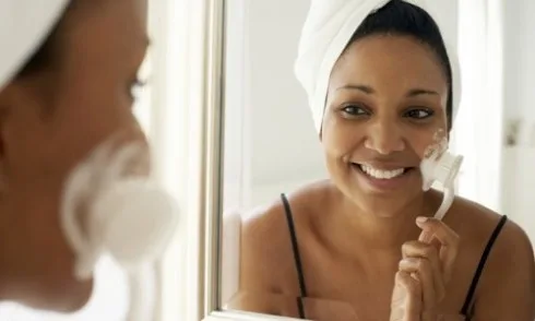 Massage da mặt với bàn chải Massage da mặt với bàn chải