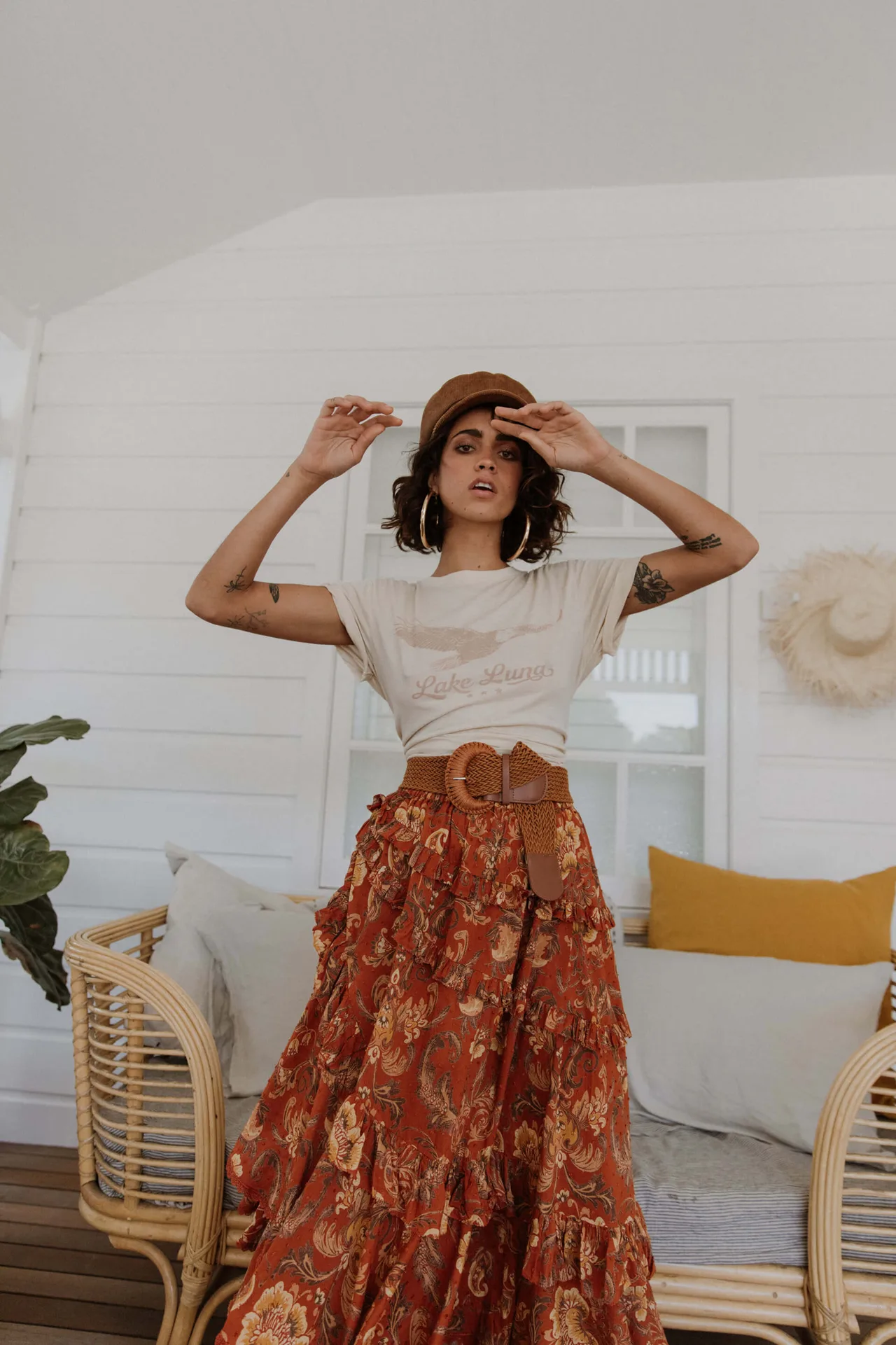 Phong cách hippie chân váy xếp lớp và áo thun
