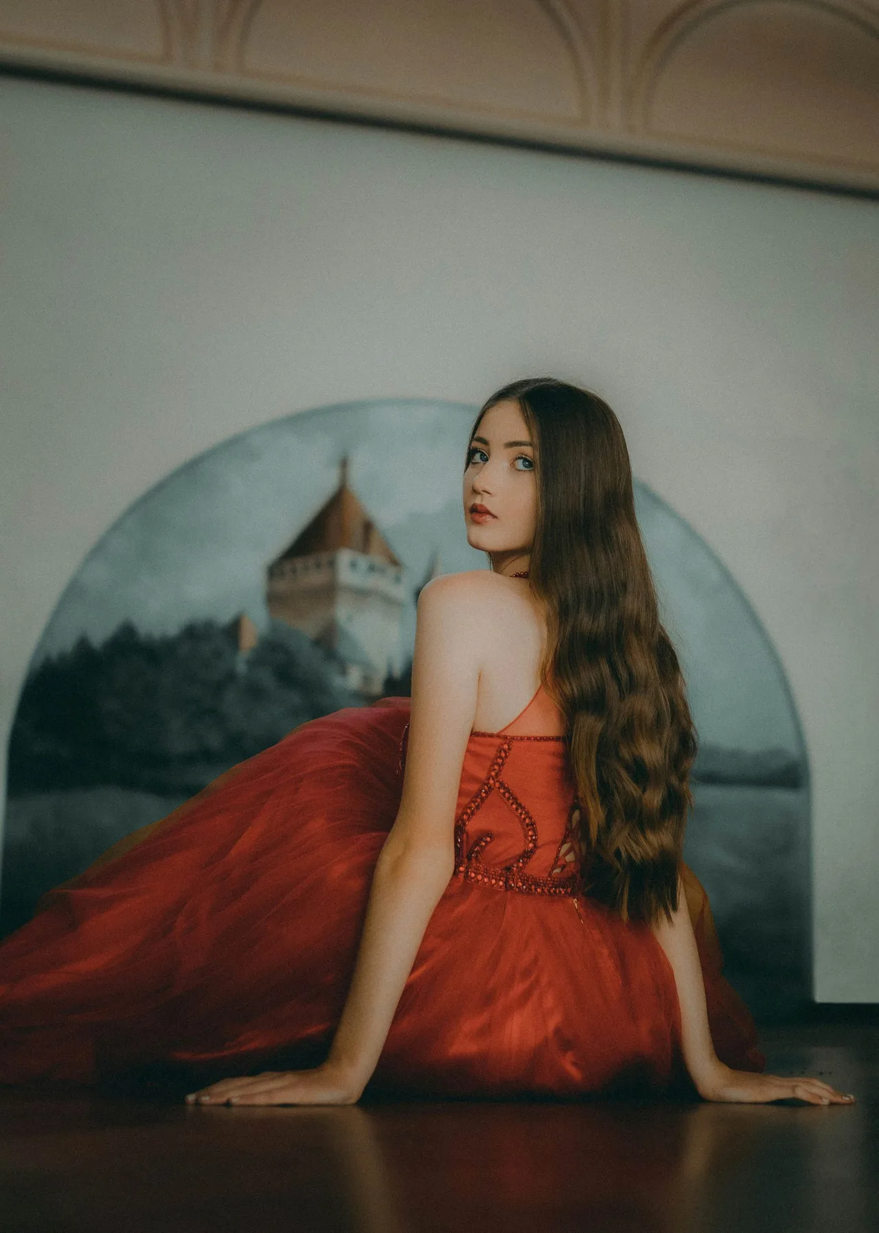 cô gái mặc váy đỏ