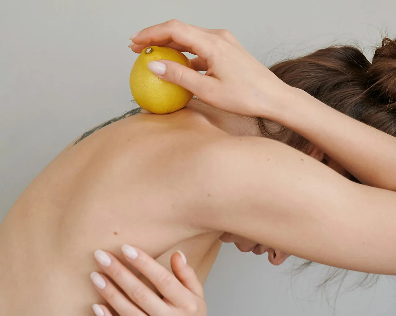 cô gái tự điều trị mụn lưng tại nhà