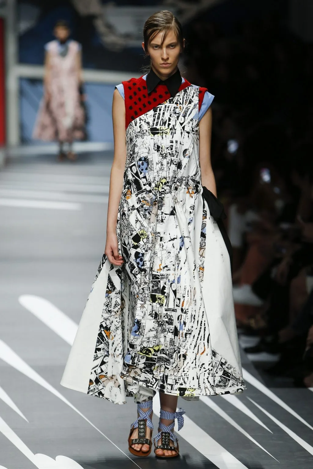 Prada Ready-to-wear Xuân 2018: Về những người phụ nữ mạnh mẽ, náo nhiệt và đầy sức quyến rũ Prada Ready-to-wear Xuân 2018: Về những người phụ nữ mạnh mẽ, náo nhiệt và đầy sức quyến rũ
