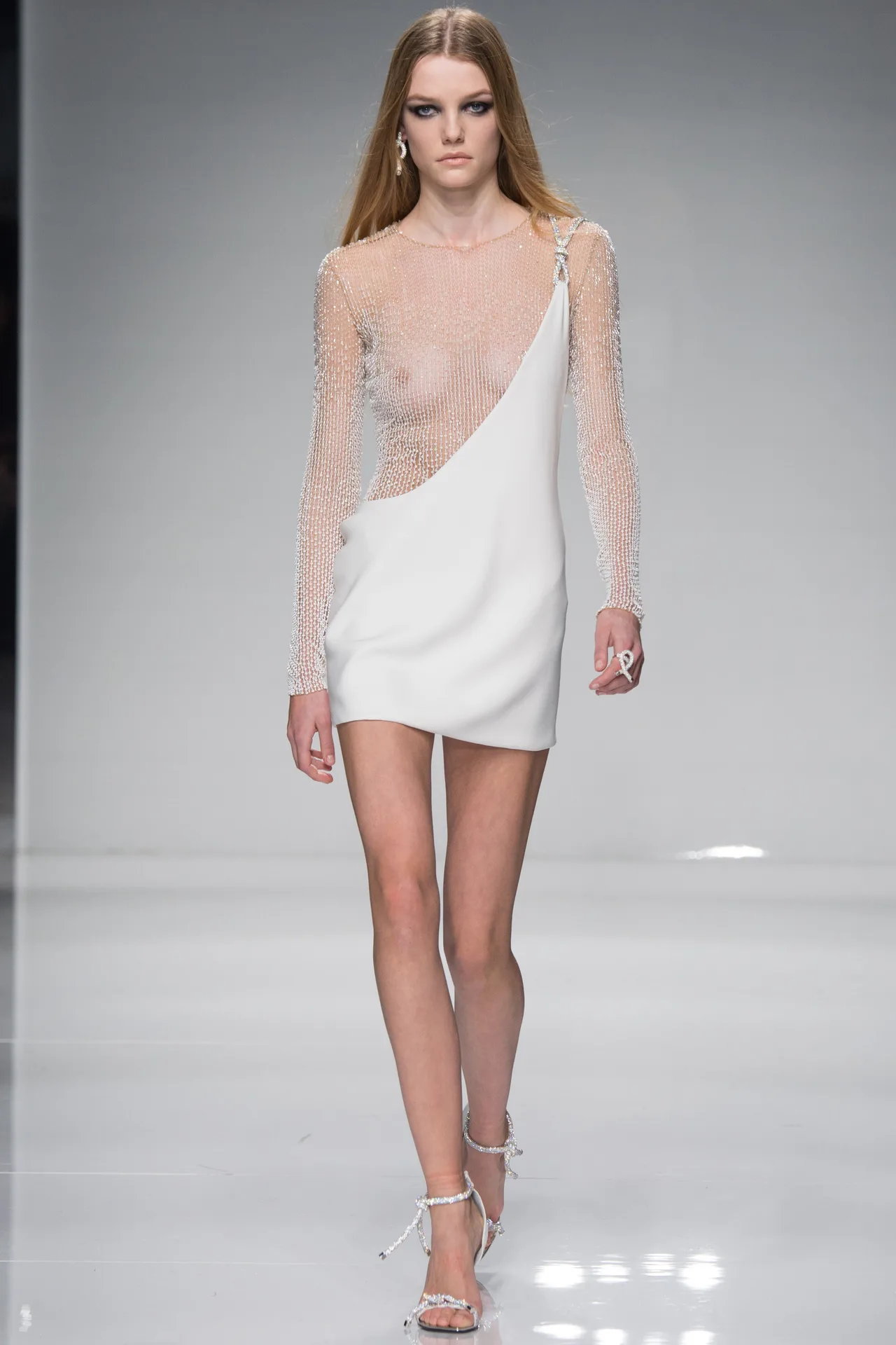 Một số mẫu thiết kế của Versace tại Haute Couture 2016