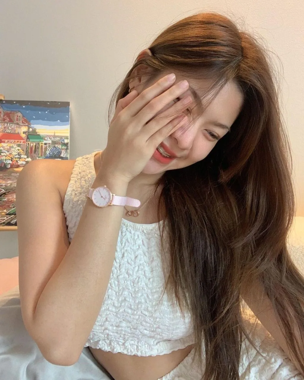Dầu gội sạch gàu mang đến vẻ ngoài rạng rỡ tự tin. dầu gội - cô gái châu Á lấy tay che mặt